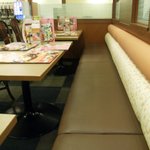 ガスト 福島本内店 - ゆったりソファ席からドリンクバーが見える