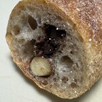 ぱん屋 ニレカゼ - ▪️ショコラナッツ
      　カンパーニュ生地せでビターチョコレート
      　くるみ•アーモンドを包みました。
      　302円（税込）