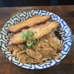 自家製麺 カミカゼ - もう知ってます。外側カリカリの、中しっとりチャーシューの美味しさ