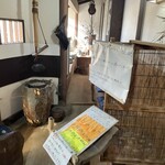 木挽庵 - 待合スペース(奥)と番号札(手前)