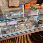 ヴェンキ - チョコレートは量り売り、1g=22円です　※cocoちゃんは以前、手土産で買って、その値段に、悲鳴を上げそうになったらしい　※右のショーケースには、箱入り粒チョコ、2個1,700円ってのもありました