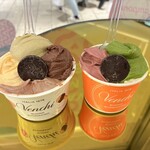ヴェンキ - 大きさ比較　※左がグランデ、右がレゴラーテ　※店内に、立って食べれる場所が、2卓だけあって、そこで食べました