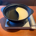 和食さと - さとしゃぶ牛＆豚スタンダードコース（2,690円＋税）
左 鶏塩だし
右 帆立白湯だし