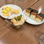 Honolulu International Airport JAL Sakura Lounge - 