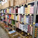 駄菓子とおもちゃの問屋 やまぐち - 店内イメージ！楽しいですよ♬