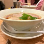 なにわ麺次郎 然 - 地鶏醤油ラーメン　1,150円(税込)   ※横からも