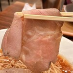 なにわ麺次郎 然 - レアチャーシュー、にゅ〜〜ん！
