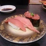 金沢まいもん寿司 - 本マグロ中トロ、赤身、中落ち軍艦