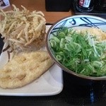 丸亀製麺 - ぶっかけ並(冷)。トッピングにゴボウかき揚げとレンコン天ぷら