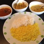 バナナリーフ - ランチAセット（左上からマトンカレー、大根カレー、パリップ（レンズ豆カレー）、ライス）