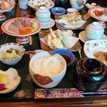 魚梅 - 定食千円、刺身三品、天ぷら、小鉢、茶碗蒸し、みそ汁、漬け物、ご飯、デザート。