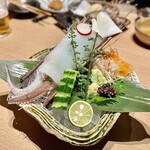 いかの墨 - あおりいかのお造り。なんと、下足とエンペラ付き(∩❛ڡ❛∩)それぞれ部位ごとの食感の違いと、フレッシュなイカの旨みを存分に堪能できます♡