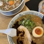 丸源ラーメン - 手前、黒醤油とんこつ