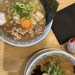 丸源ラーメン - 奥、肉そば