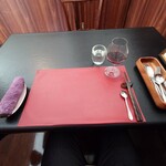 ベルエキップ - ●鴨のエクストラコース28,380円
      ●鴨（半身 → 一羽分に変更）＋10,780円
      ●オマールブルー（半身 → 1尾分に変更）＋4,400円
      ●ノンアルコール赤ワイン960円（税別800円）