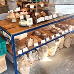 クロフトベーカリー - 店内のパンたち
