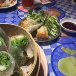 タイ屋台 999 渋谷店 - 生春巻きの奥の揚げ春巻きはお肉たっぷりで美味しくて一番好き♡