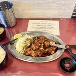 トンテキ名代 茜庵 - ハサミで食べやすい大きさに切りました。
