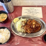 トンテキ名代 茜庵 - お味噌汁は豚汁です。ご飯大盛り、キャベツは小盛りでオーダーしました。