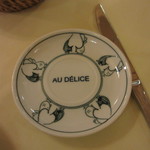Au Delice - お店特製のバッチャン焼きのソーサー