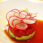 本マグロのタルタル仕立て アボカド、ラディッシュ、 ジンジャードレッシング