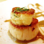 Jean-Georges Tokyo - 大粒帆立とカリフラワーのキャラメリゼ ケッパー・レーズン エマルジョン