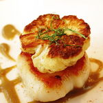 大粒帆立とカリフラワーのキャラメリゼ ケッパー・レーズン エマルジョン