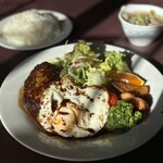 うさぎの森 - 料理写真:デミソースと目玉焼き添えのハンバーグ（サラダ・ライス・スープ付）[1,680円]1