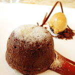 温かいＪＧチョコレートケーキ キャラメルアイスクリーム