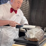 照寿司 - 32Kg級の巨大クエ解体ショー