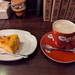 喫茶ペエジ。 - かぼちゃのベイクドチーズケーキ、カフェオレ