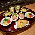 梯子 - 季節の八寸
      ・和牛ローストビーフ
      ・キウイとりんごの白和え
      ・鱈の南蛮漬け
      ・春菊のおひたし・トマト味噌漬け・数の子
      ・鶏手羽の唐揚