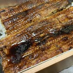 駿河屋 - うな重弁当、タレと山椒をかけました。