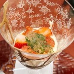 日本料理 久丹 - デザートのいちごパフェ。フレッシュと密煮のイチゴに木の芽のゼリーがトッピング