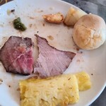 シュラスコレストランALEGRIA - 右のお肉が豚肩ロースです。手前の焼きパイナップルは、食べ放題を円滑に進めるための酵素スタンドです