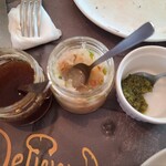 シュラスコレストランALEGRIA - 左から、醤油ベース、オニオンとビネガー、ハラペーニョのソース&薬味です