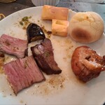 シュラスコレストランALEGRIA - 鶏モモのスパイス焼き(右)も再び