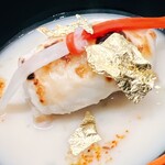 日本料理 久丹 - 白味噌と酒粕（雪の茅舎）の京風仕立て。海老芋を枕に玄界灘の天然虎河豚の白子が横たわります