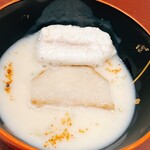 日本料理 久丹 - 虎河豚の白子をひっくり返しました。赤い粉末は七味です