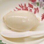 日本料理 久丹 - 二皿目のデザート。キャラメル味のアイスクリームです。牛乳と卵黄、和三盆で作りました