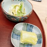 日本料理 久丹 - 副菜の白菜一夜漬けと昆布キャベツです