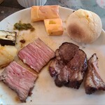 シュラスコレストランALEGRIA - 牛肩ロース(左)とイチボ(右)がまたきました。切り方が違って小粒に