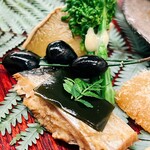 日本料理 久丹 - 蒸し鮑と丹羽の黒豆、鰊昆布の木の芽乗せに菜花です