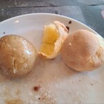 シュラスコレストランALEGRIA - 左はじゃがバター、右は丸いパン。どちらもホコホコ！