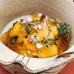 日本料理 久丹 - 舞鶴カニの刺身に根室の馬糞ウニをトッピングし土佐酢のジュレで酸味を添加しました