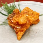 日本料理 久丹 - 玄界灘の天然虎河豚。骨付きの身を揚げて酢にくぐらせ、七味を纏わせました。酢の酸味であっさりといただけます