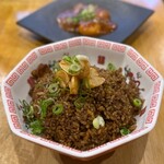 チャーハン研究所 - 黒チャーハン(780円)
青森県産揚げニンニク(+280円)
ライス大盛り(+150円)
エビチリ(580円)