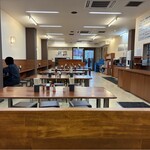 麺処 綿谷 - 店内（奥から）