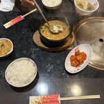 和風韓国料理 和牛焼肉 ソウルママ - コプチャンチョンゴル（小）1580円、ごはん中盛り360円×2