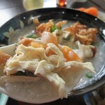 きっ茶 花々 - 中には、白菜、にんじん、れんこん、きくらげなどがいっぱい。